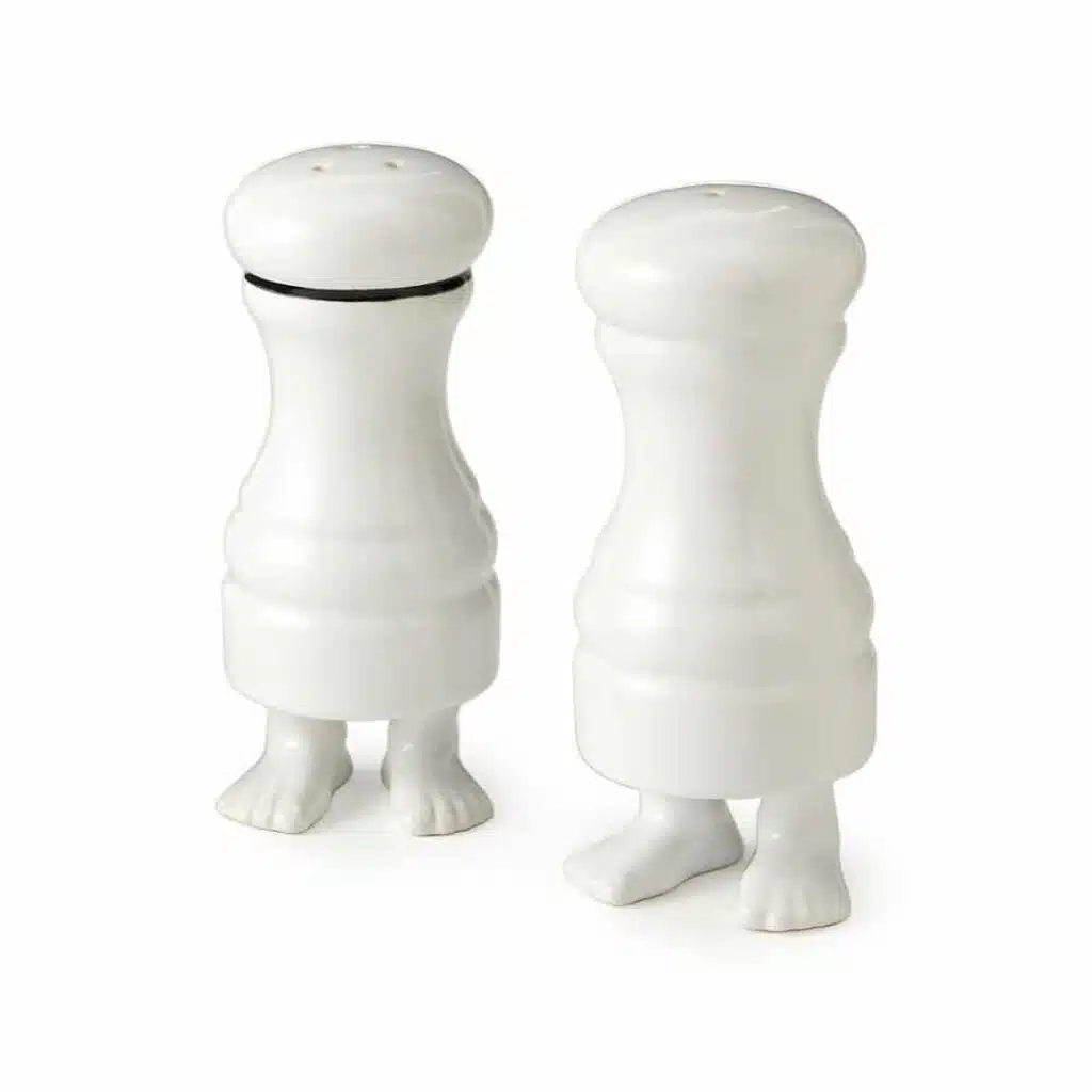 La salière design Shake It! et la poivrière à pied by Dylan Kendall