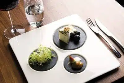 Assiette design : Les assiettes Dinner for one chives by RAK Porcelain