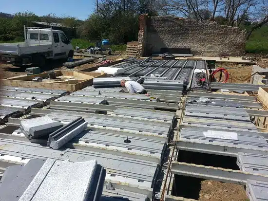 Chantier d'une maison en bois avec remplissage chaux chanvre et fibre de bois avec HEPOC Chantier d'une maison en bois avec remplissage chaux chanvre et fibre de bois avec HEPOC