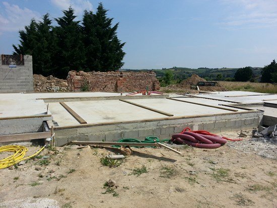 Chantier d'une maison en bois avec remplissage chaux chanvre et fibre de bois avec HEPOC Chantier d'une maison en bois avec remplissage chaux chanvre et fibre de bois avec HEPOC