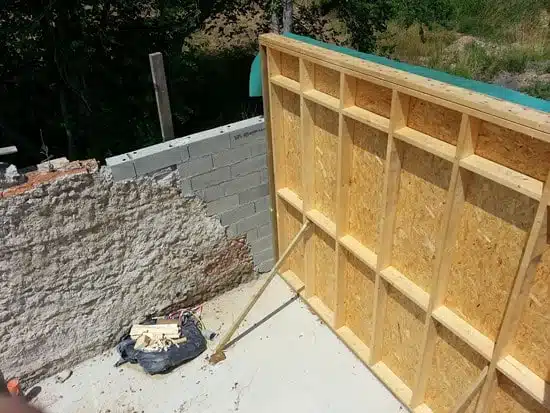 Chantier d'une maison en bois avec remplissage chaux chanvre et fibre de bois avec HEPOC HEPOC