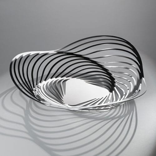 Le centre de table design Trinity d'Adam Cornish pour Alessi Le centre de table design Trinity d'Adam Cornish pour Alessi