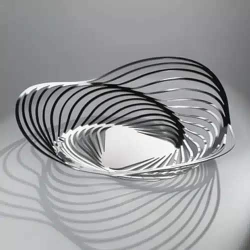 Le centre de table design Trinity d'Adam Cornish pour Alessi Le centre de table design Trinity d'Adam Cornish pour Alessi