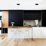 Décoration cuisine noir blanc bois