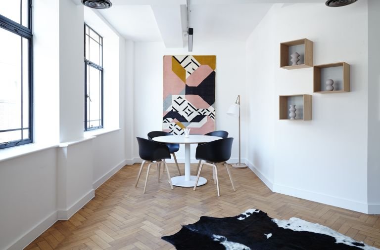 Accessoiriser des murs blancs avec des couleurs