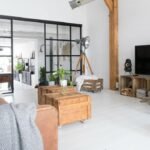 La chambre propose aussi une décoration industrielle blanche