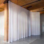 Studio AC imagine une chambre surprenante drapée de blanc