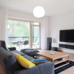 Ines Käärma nous dévoile une maison minimaliste aux accents bleus et jaunes 7