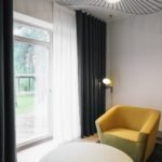 Ines Käärma nous dévoile une maison minimaliste aux accents bleus et jaunes 7