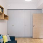 Ines Käärma nous dévoile une maison minimaliste aux accents bleus et jaunes 7