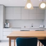 Ines Käärma nous dévoile une maison minimaliste aux accents bleus et jaunes 7