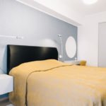 Ines Käärma nous dévoile une maison minimaliste aux accents bleus et jaunes 7