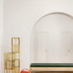 Harry Nuriev dévoile une maison aux nuances dorées et pastel