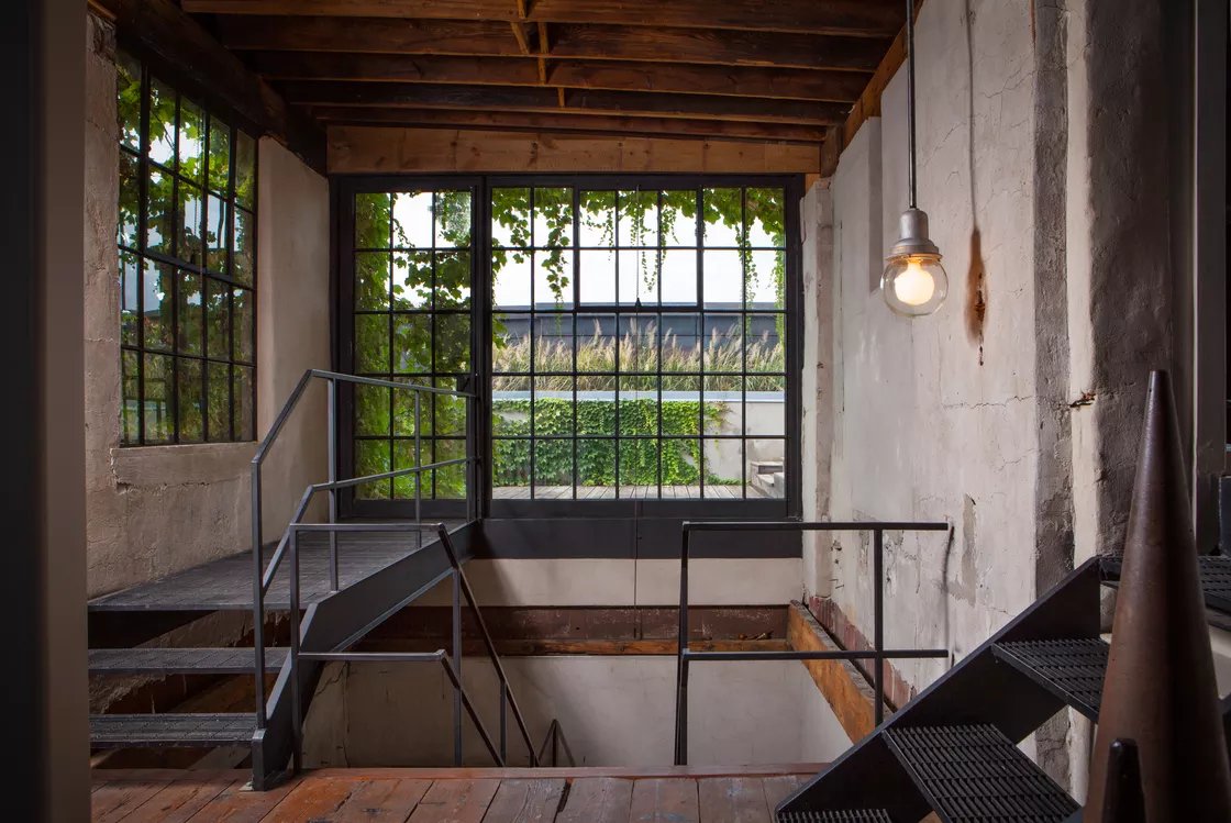 Ce loft rustique réveil la beauté passée de ce bâtiment industriel
