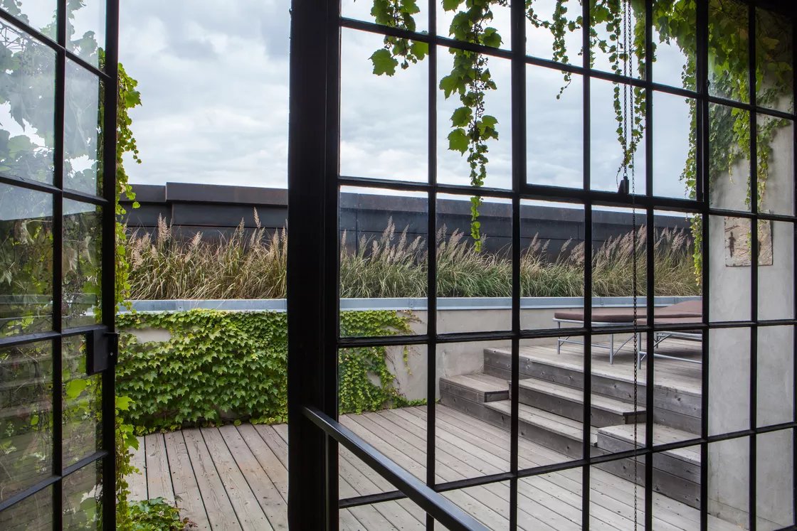 Ce loft rustique réveil la beauté passée de ce bâtiment industriel