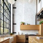 Murdock Solon dévoile la nouvelle décoration légère et aérée de cette maison de Clinton Hill