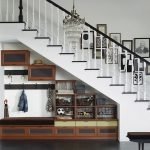 Utiliser l'espace sous l'escalier pour du rangement