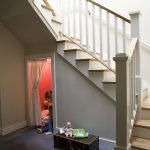 Utiliser l'espace sous l'escalier pour du rangement 3