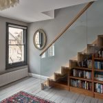 Utiliser l'espace sous l'escalier pour du rangement 4