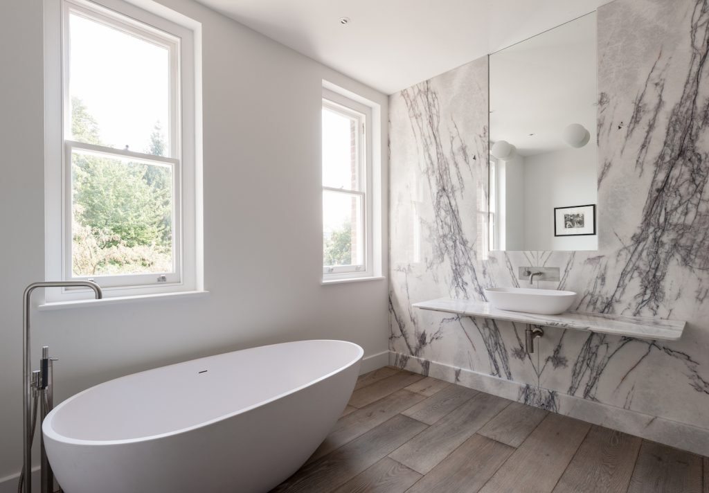 Salle de bain grise avec du marbre Salle de bain grise avec du marbre