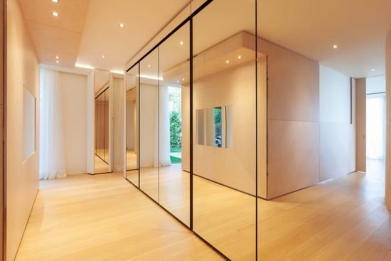 Ajoutez des miroirs pour décorer un couloir