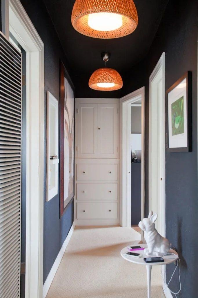 Idée peinture : un couloir bicolore Idée peinture : un couloir bicolore