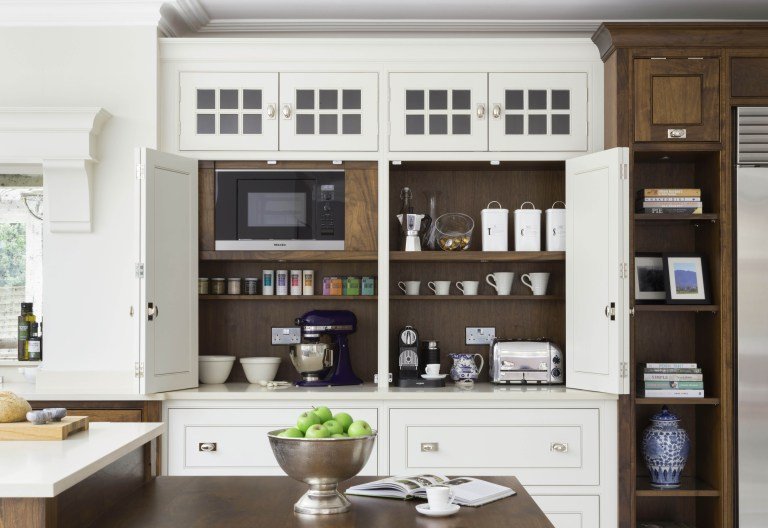 Un bar à café dans une grande armoire Un bar à café dans une grande armoire