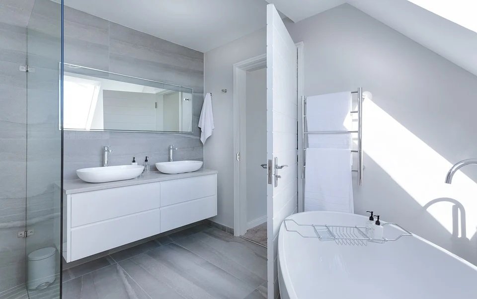 Choisir une baignoire en fonction de ses matériaux