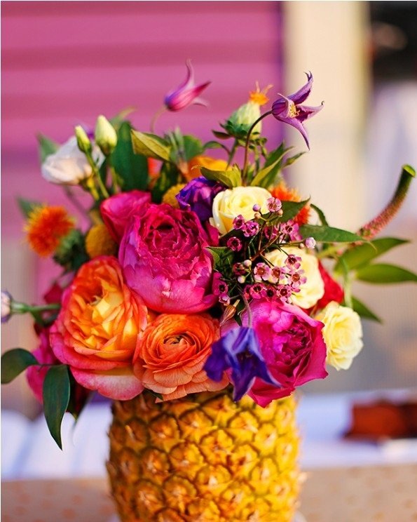 Une composition florale avec un ananas Une composition florale avec un ananas