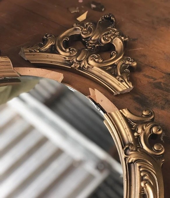 erreurs en décoration Feng Shui Miroirs brisés ou obstrués