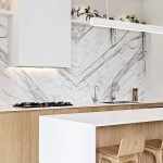Des cuisines contemporaines polies boisées et blanches 1