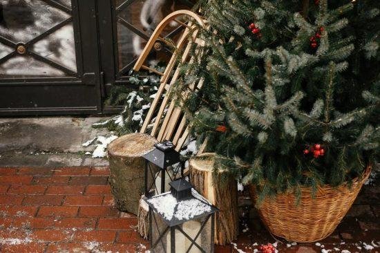 Comment décorer le pied du sapin de Noël