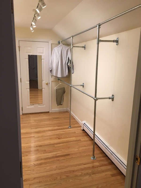 Créez un dressing spacieux avec des tubes inox Créez un dressing spacieux avec des tubes inox