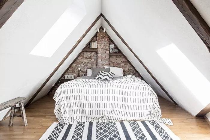 Une petite chambre mansardée d'inspiration nordique