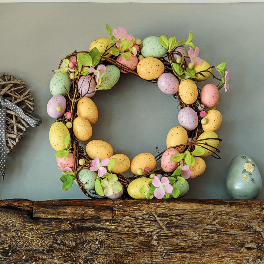 Accrochez une couronne inspirée de Pâques