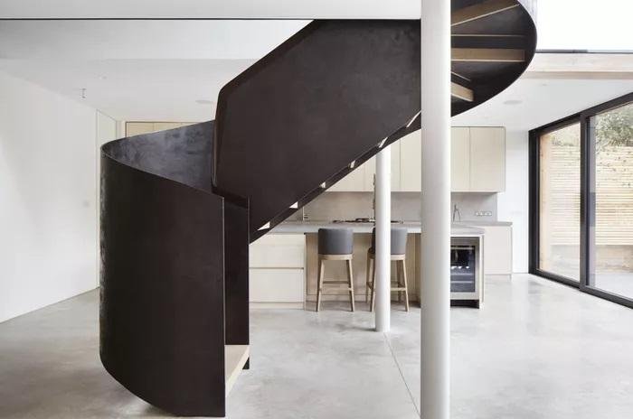 Des rampes d'escalier en acier et sur mesure