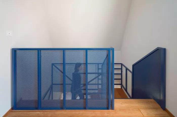 Des rampes d'escalier en métal bleu
