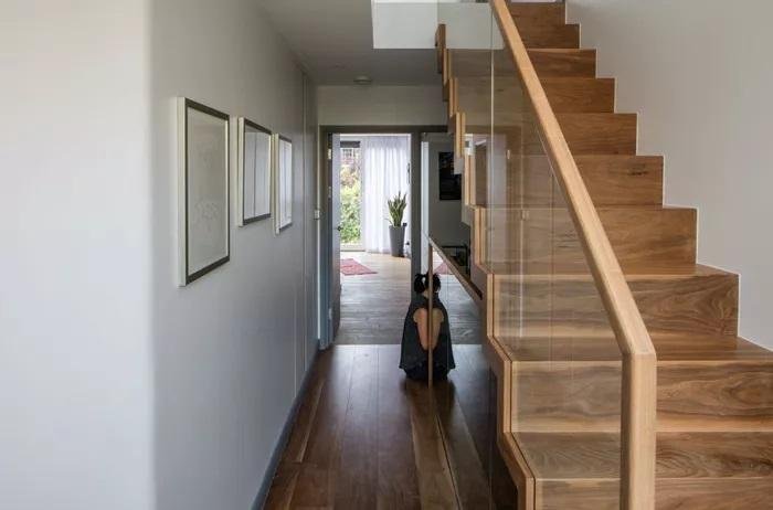 Des rampes d'escalier en noyer et en verre