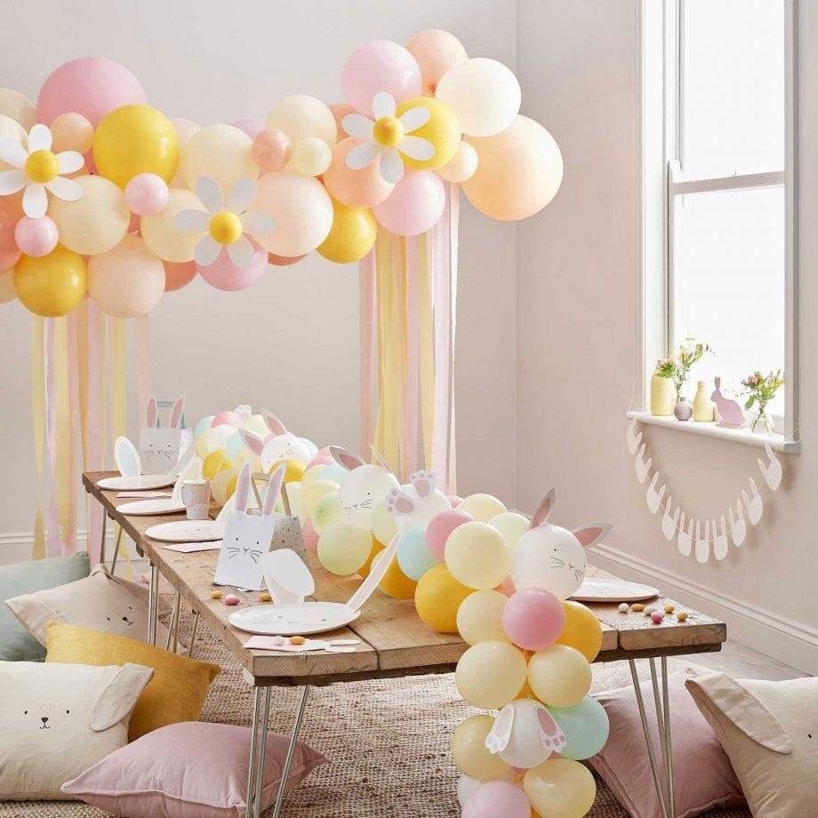 Mettez le paquet avec une arche de ballons de Pâques