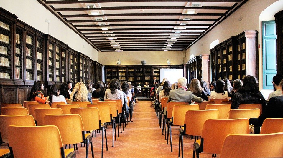 Comment bien choisir ses chaises pour sa salle de conférence