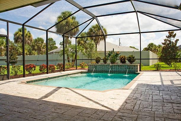 Est-il possible de construire la piscine maintenant et de la couvrir plus tard