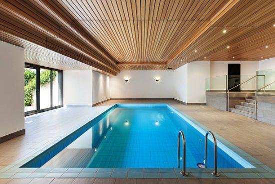 Piscine intérieure coût, construction avantages et plus encore