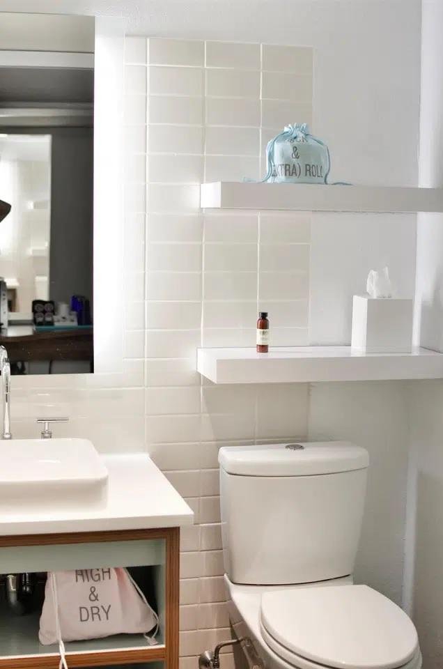 Pour la décoration des toilettes, installez des étagères flottantes