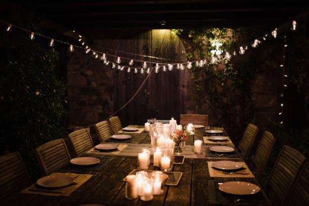 Une grande table pour les repas dans le jardin Une grande table pour les repas dans le jardin