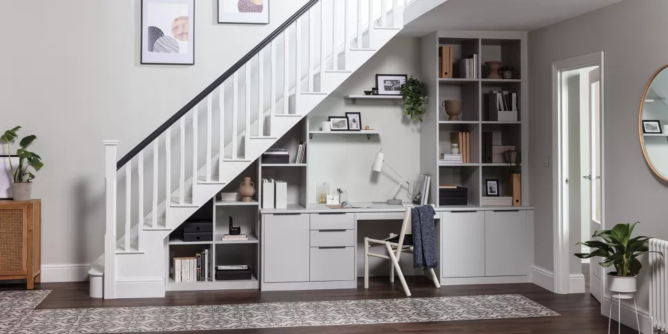Ajoutez un petit meuble de bureau sous l'escalier pour un gain de place Ajoutez un petit meuble de bureau sous l'escalier pour un gain de place