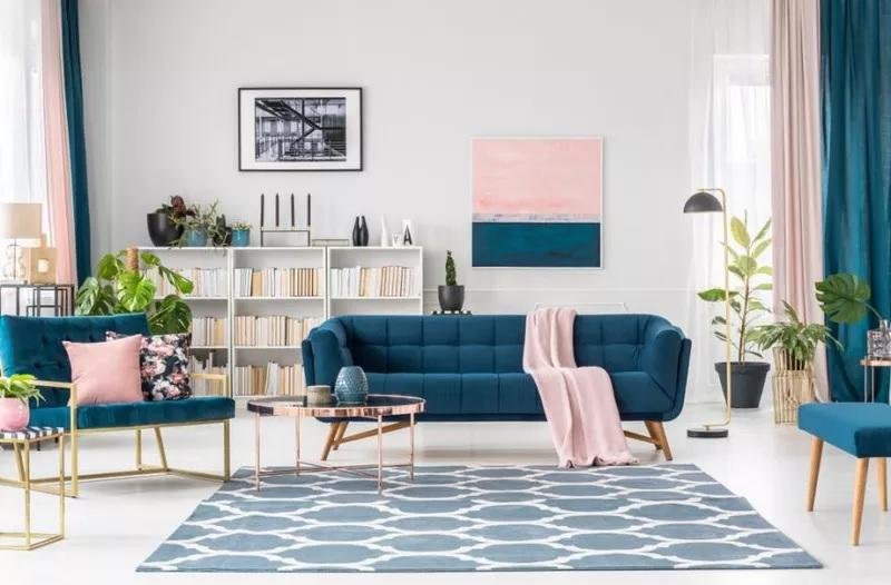 Combinez le bleu canard avec le rose et le bois dans le salon Combinez le bleu canard avec le rose et le bois dans le salon