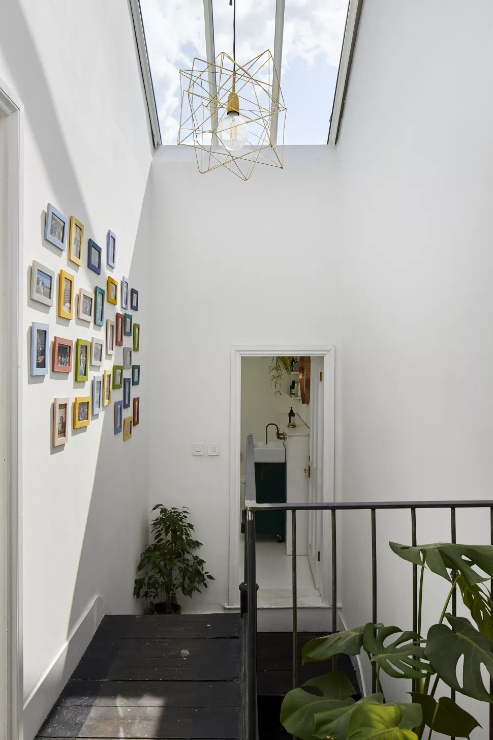 Créez une galerie murale pour une cage d'escalier personnalisée Créez une galerie murale pour une cage d'escalier personnalisée