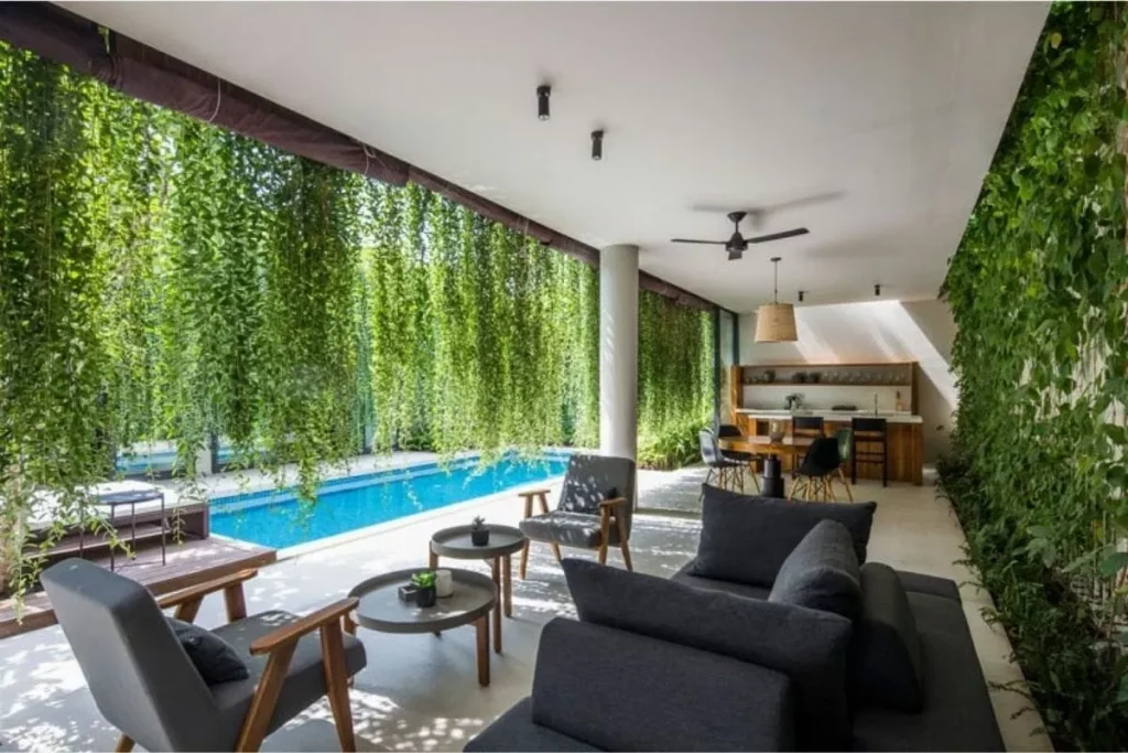 Des plantes suspendues pour la décoration autour de la piscine Des plantes suspendues pour la décoration autour de la piscine