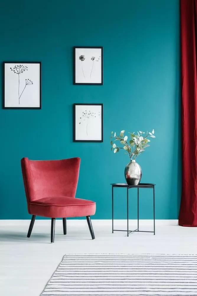 Un grand mur bleu canard avec du rouge Un grand mur bleu canard avec du rouge