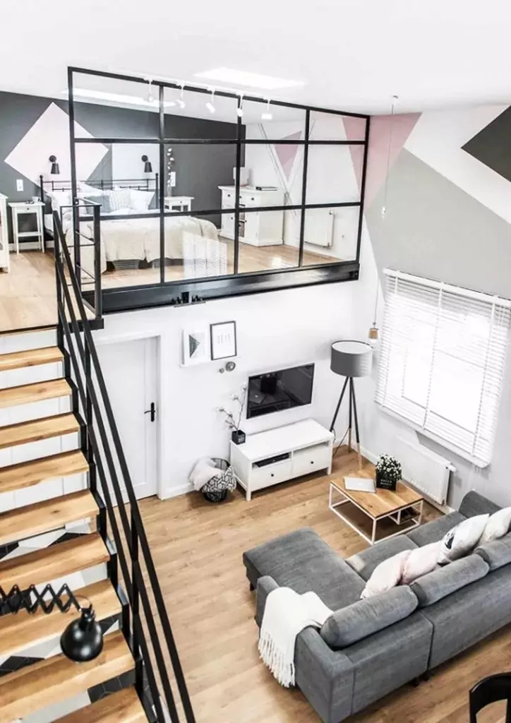 Une mezzanine avec une baie vitrée et des touches de couleurs pastel sur le mur